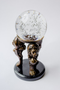 Фигурка со стеклянным шаром Lion | Статуэтки и скульптуры
